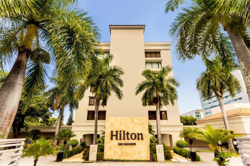 Fachada del Hotel Hilton San Salvador entre palmeras